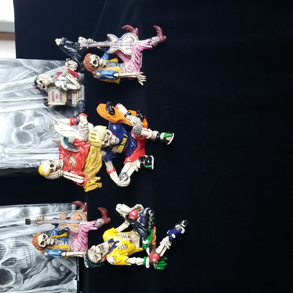 Shelf-Sitter Skeletons